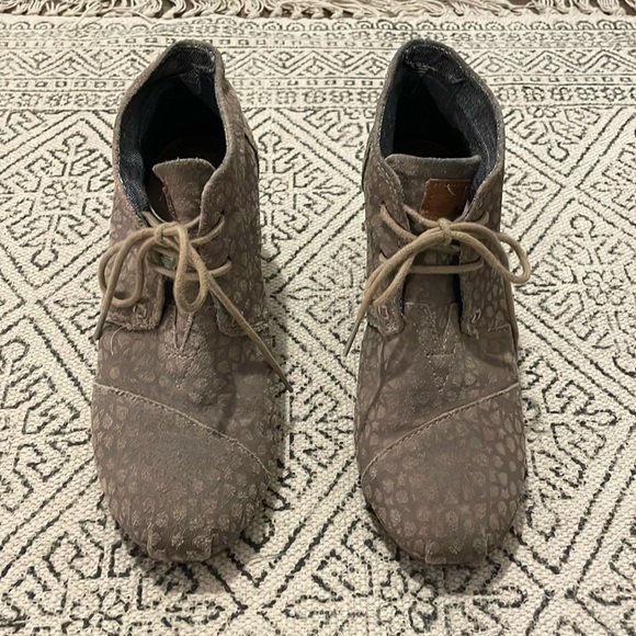 TOMS Desert 380813 Moroccan Wedge Bootie Suede Lace Up Womens Size W8 Taupe BK11 - Picture 2 of 5